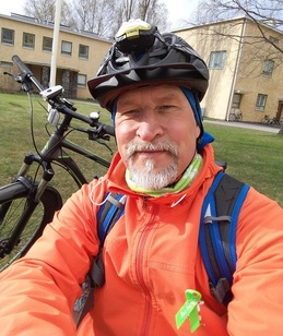 Urpo Häkkinen pyöräilemässä